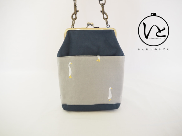 ガチョウ刺繍と鉄紺帆布のがまぐちおさんぽポーチ｜スマホポシェット｜斜め掛け｜外ポケット付き｜ナチュラル｜ミニマルサイズ 1枚目の画像