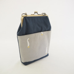 ガチョウ刺繍と鉄紺帆布のがまぐちおさんぽポーチ｜スマホポシェット｜斜め掛け｜外ポケット付き｜ナチュラル｜ミニマルサイズ 3枚目の画像