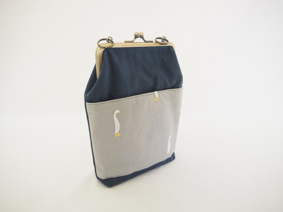 ガチョウ刺繍と鉄紺帆布のがまぐちおさんぽポーチ｜スマホポシェット｜斜め掛け｜外ポケット付き｜ナチュラル｜ミニマルサイズ 3枚目の画像