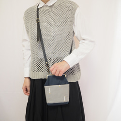 ガチョウ刺繍と鉄紺帆布のがまぐちおさんぽポーチ｜スマホポシェット｜斜め掛け｜外ポケット付き｜ナチュラル｜ミニマルサイズ 2枚目の画像