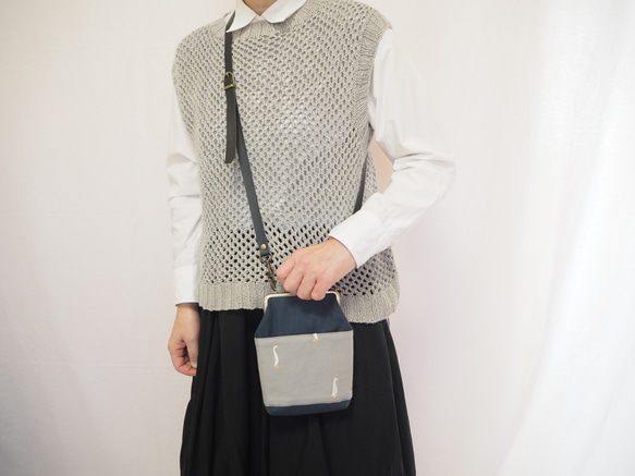 ガチョウ刺繍と鉄紺帆布のがまぐちおさんぽポーチ｜スマホポシェット｜斜め掛け｜外ポケット付き｜ナチュラル｜ミニマルサイズ 2枚目の画像