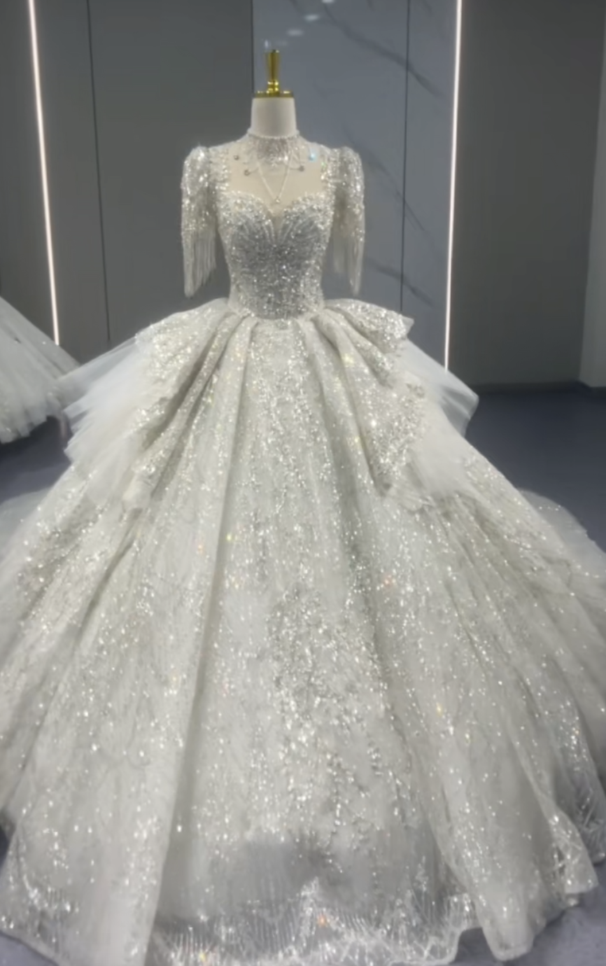 輝く光彩を放つ　半袖　韓国風　プリンセスリアン　たっぷりなボリューム感　ロングトレーン　上品ウェディングドレスブライダル