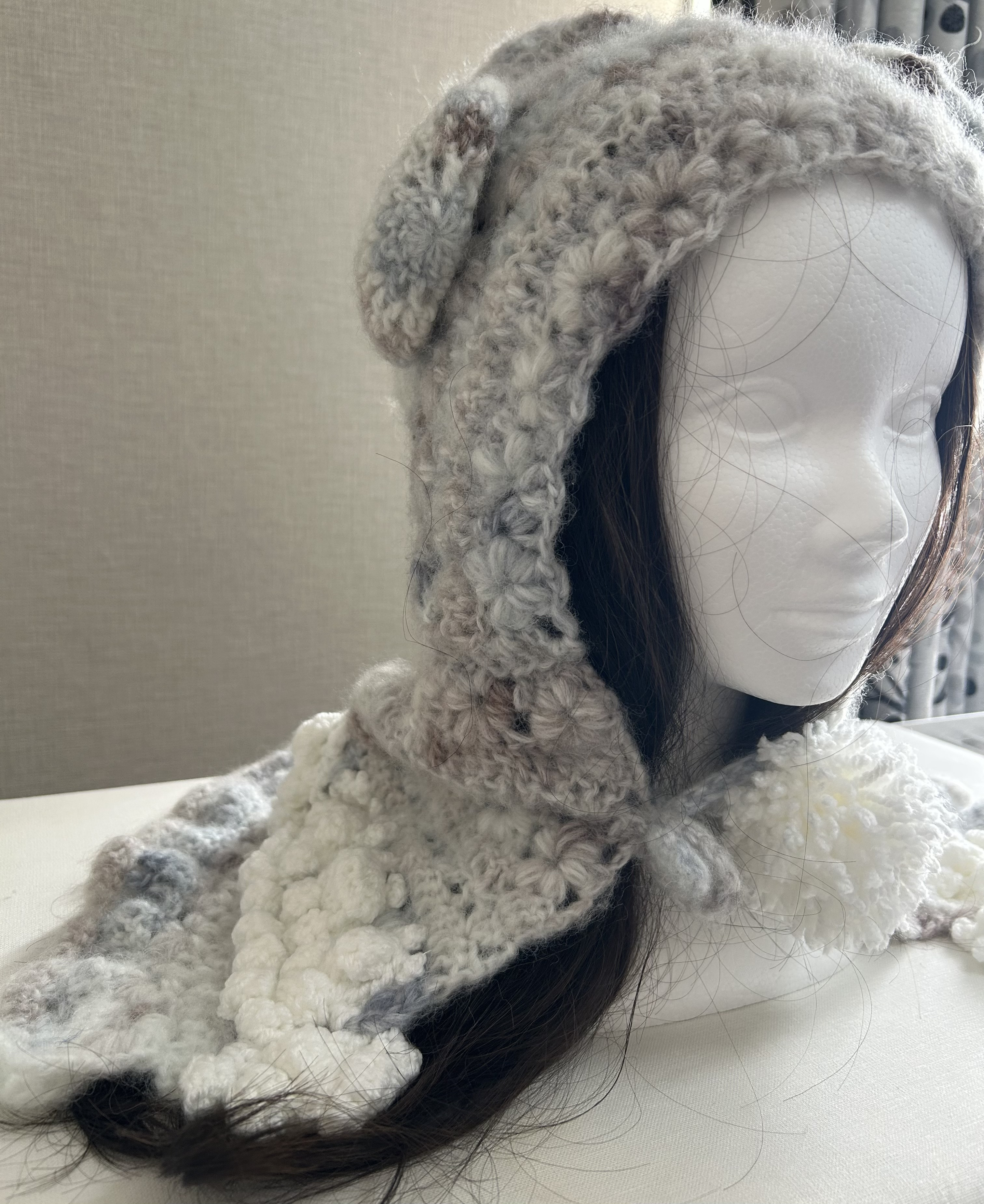 かわいい系　白くま柄クマ耳フード付きブルーグレー系ニットポンチョ　ケープ　ボレロ　Sサイズ