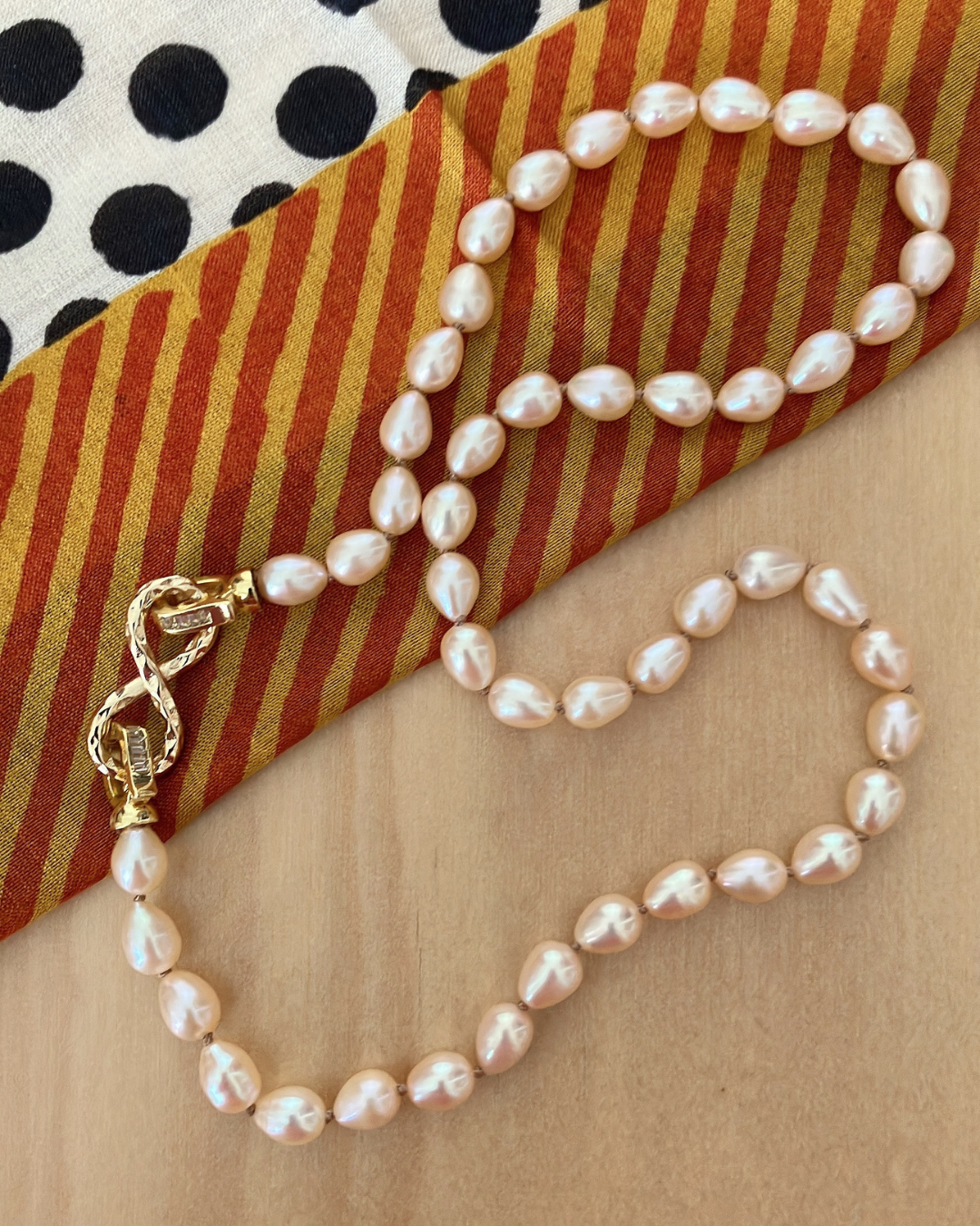 大人カジュアルに楽しむ オールノット淡水パールネックレス ｜ 天然色 淡いベージュ