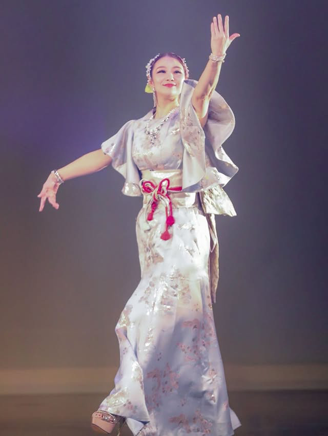 実例写真！着物ドレス、和風ドレス 薄青 フリル袖 ソフトマーメイドライン 床付く ラウンドネック