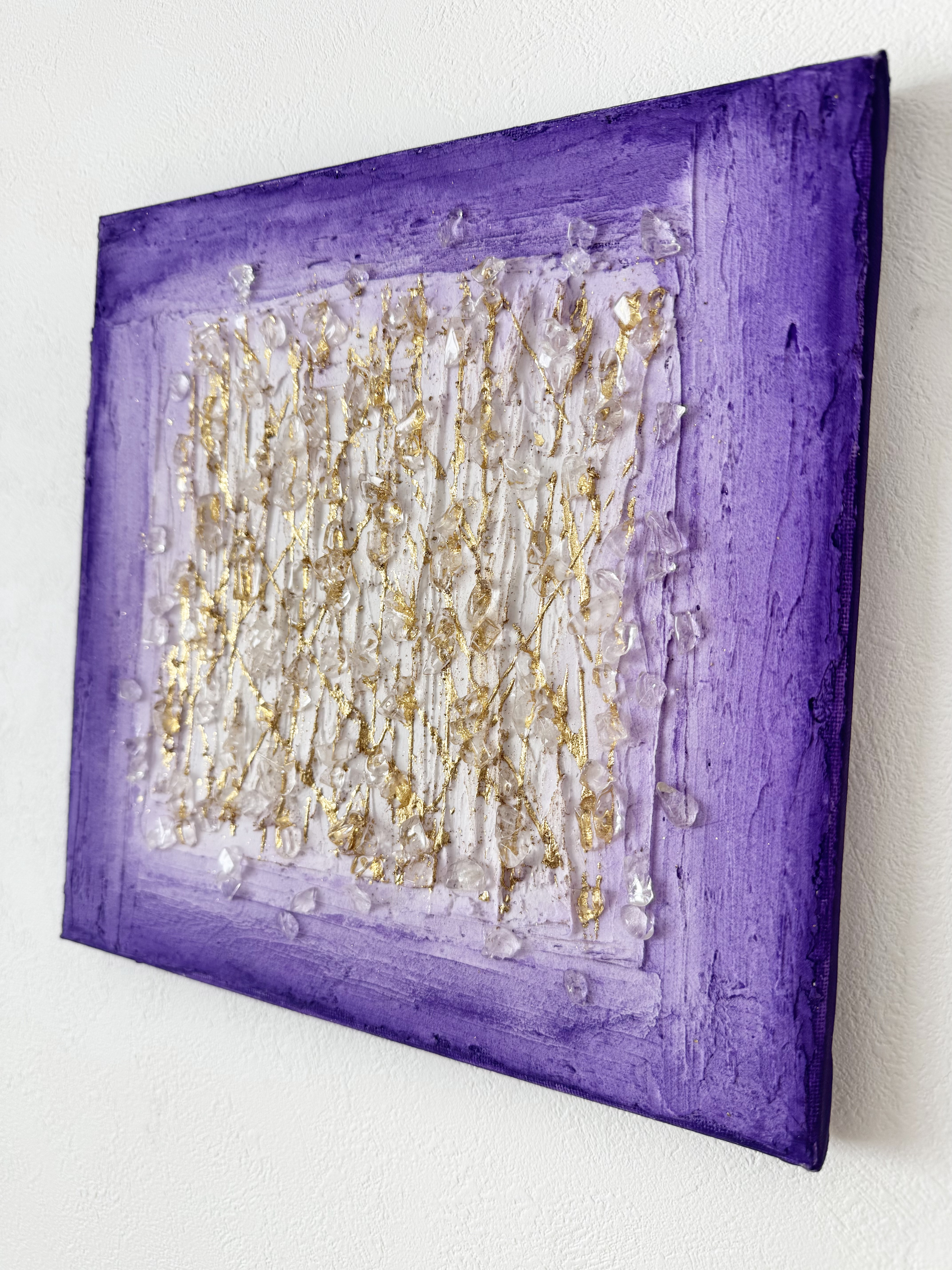 「光を纏うアメジストヴェール ― ゴールドラインとクリスタルのアートパネル」