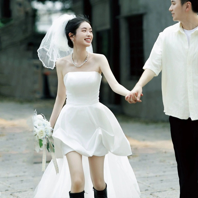 ノースリーブ サテン 白 黒 裾引き シンプル おしゃれ ウェディングドレス 韓国風 花嫁 前撮り JSXA538