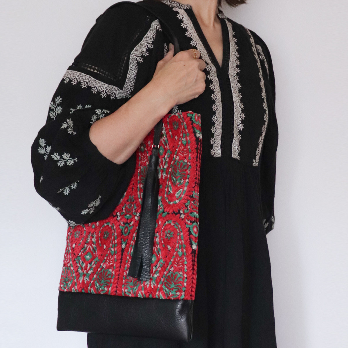 上質な生地　ジャガードパイルと牛革レザーのA4トートバッグ　RED&BLACK