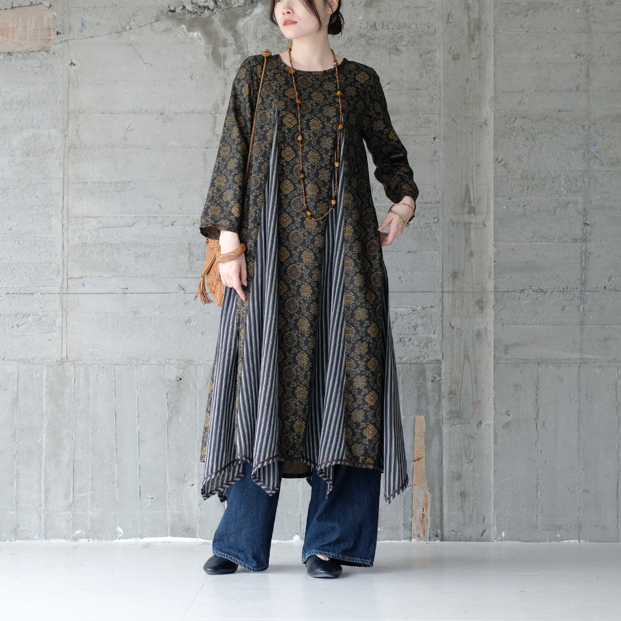 360度美しい！フラワーリースアラベスク柄ワンピース（25w-08）カーキ