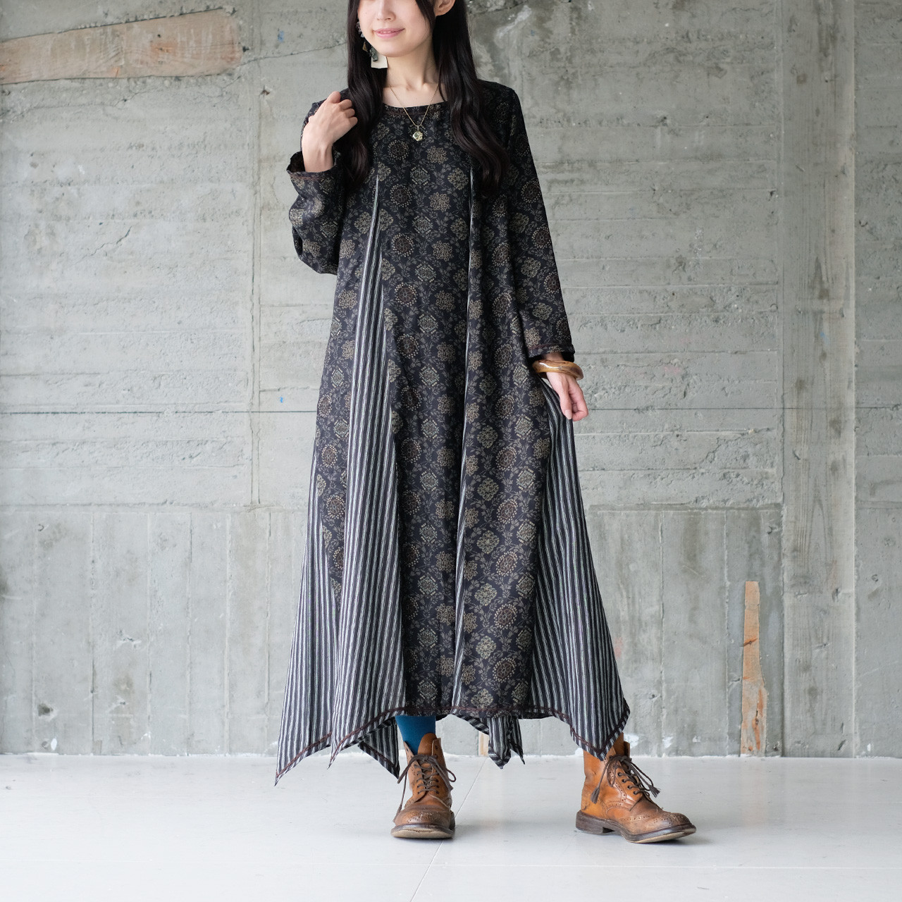 360度美しい！フラワーリースアラベスク柄ワンピース（25w-08）ネイビー