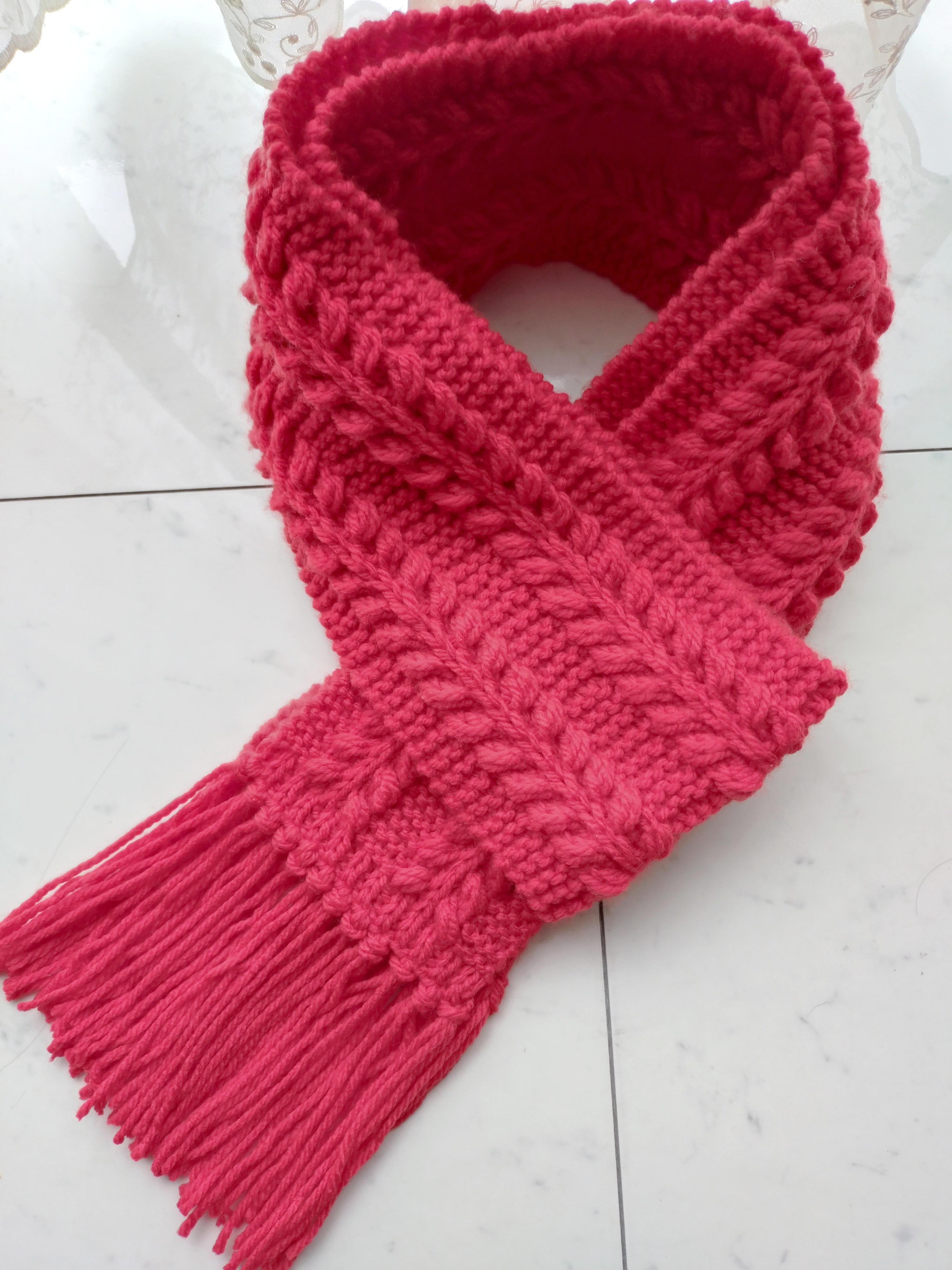 【再販】【今年の新作】マフラー お花 柄 模様 アラン模様 赤 レッド フリンジ 棒針 編み 手編み 編み物