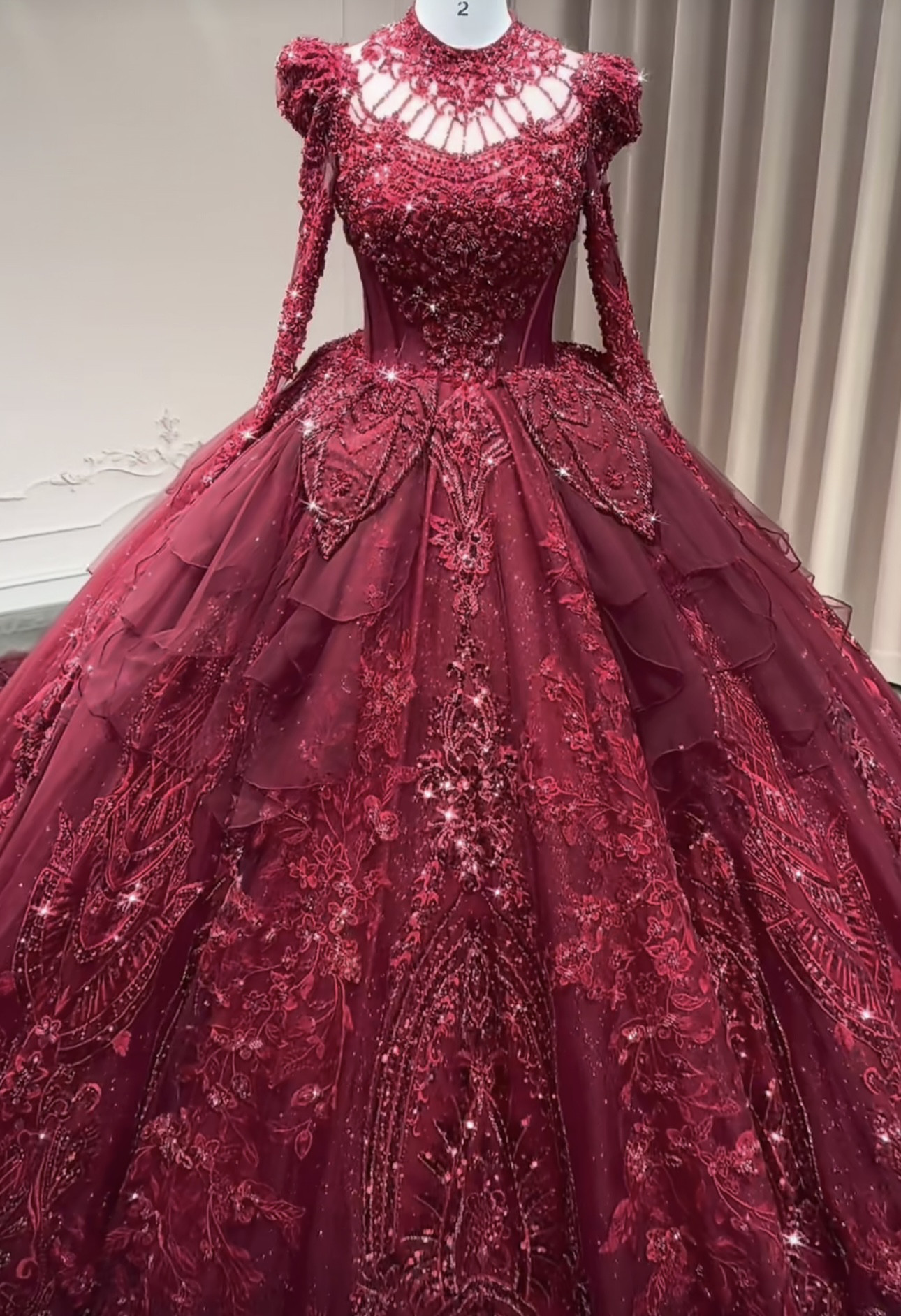 上品！憧れのドレス　エレガントなドレス　赤色　スクエアネック　魅惑の花レース　キラキラ　編み上げ　背中空き　二次会/披露