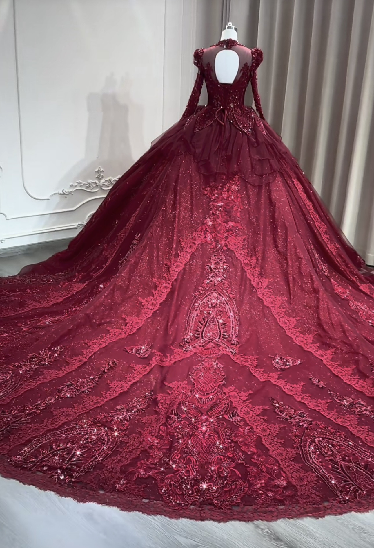 上品！憧れのドレス　エレガントなドレス　赤色　スクエアネック　魅惑の花レース　キラキラ　編み上げ　背中空き　二次会/披露