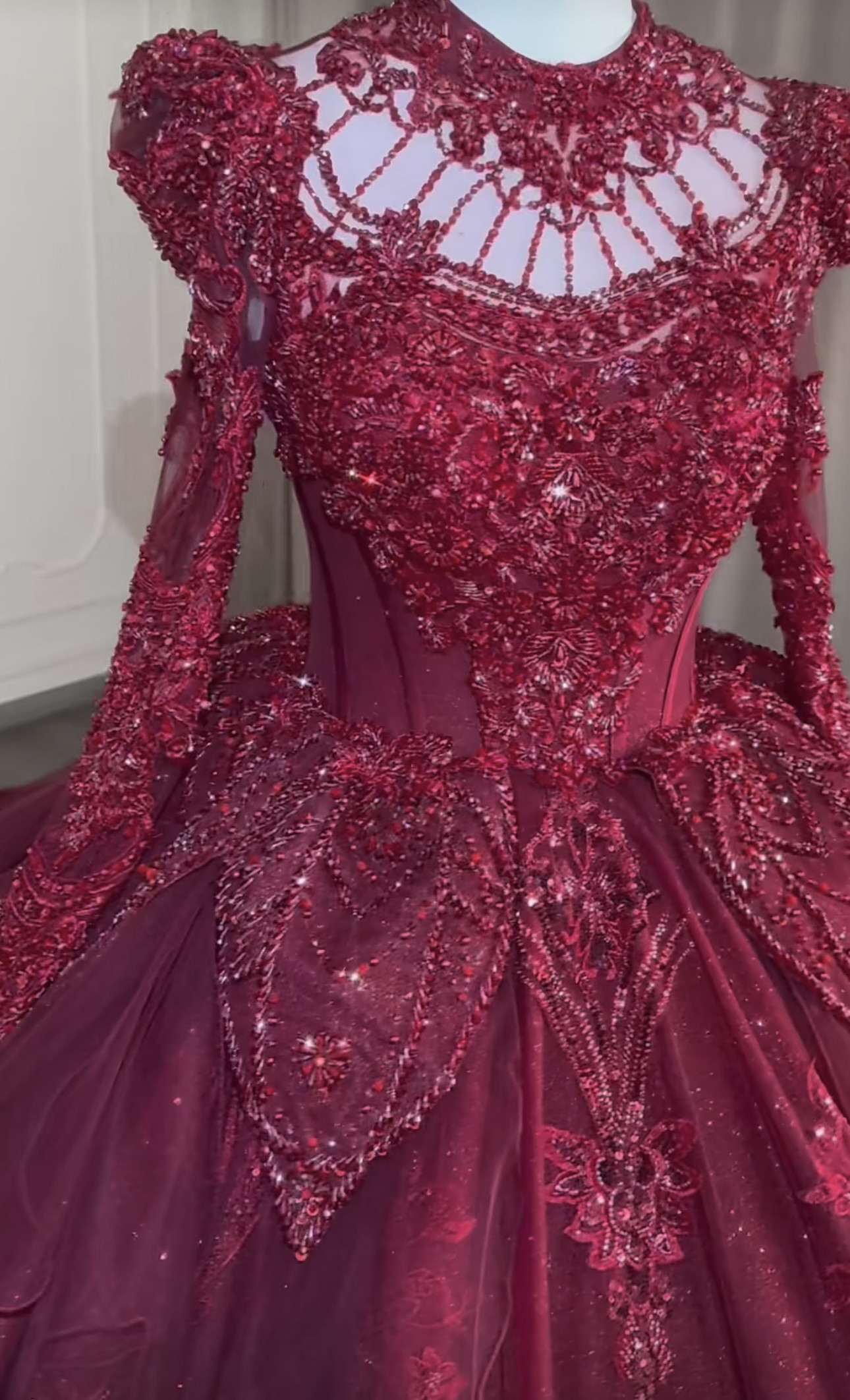 上品！憧れのドレス　エレガントなドレス　赤色　スクエアネック　魅惑の花レース　キラキラ　編み上げ　背中空き　二次会/披露