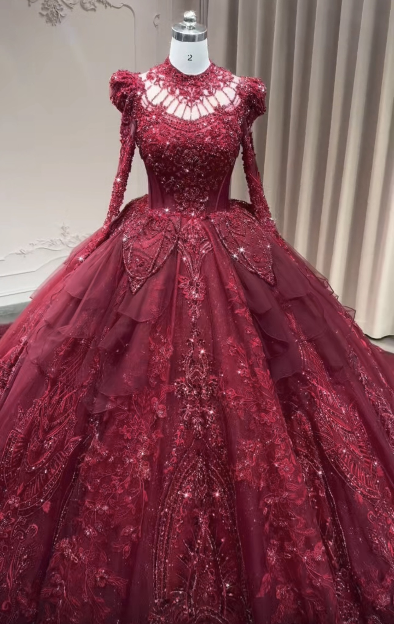 上品！憧れのドレス　エレガントなドレス　赤色　スクエアネック　魅惑の花レース　キラキラ　編み上げ　背中空き　二次会/披露