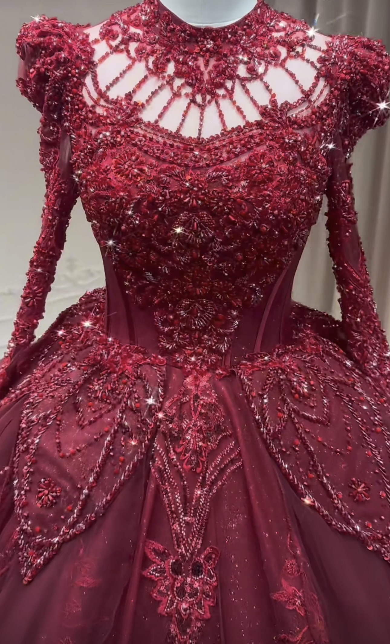 上品！憧れのドレス　エレガントなドレス　赤色　スクエアネック　魅惑の花レース　キラキラ　編み上げ　背中空き　二次会/披露