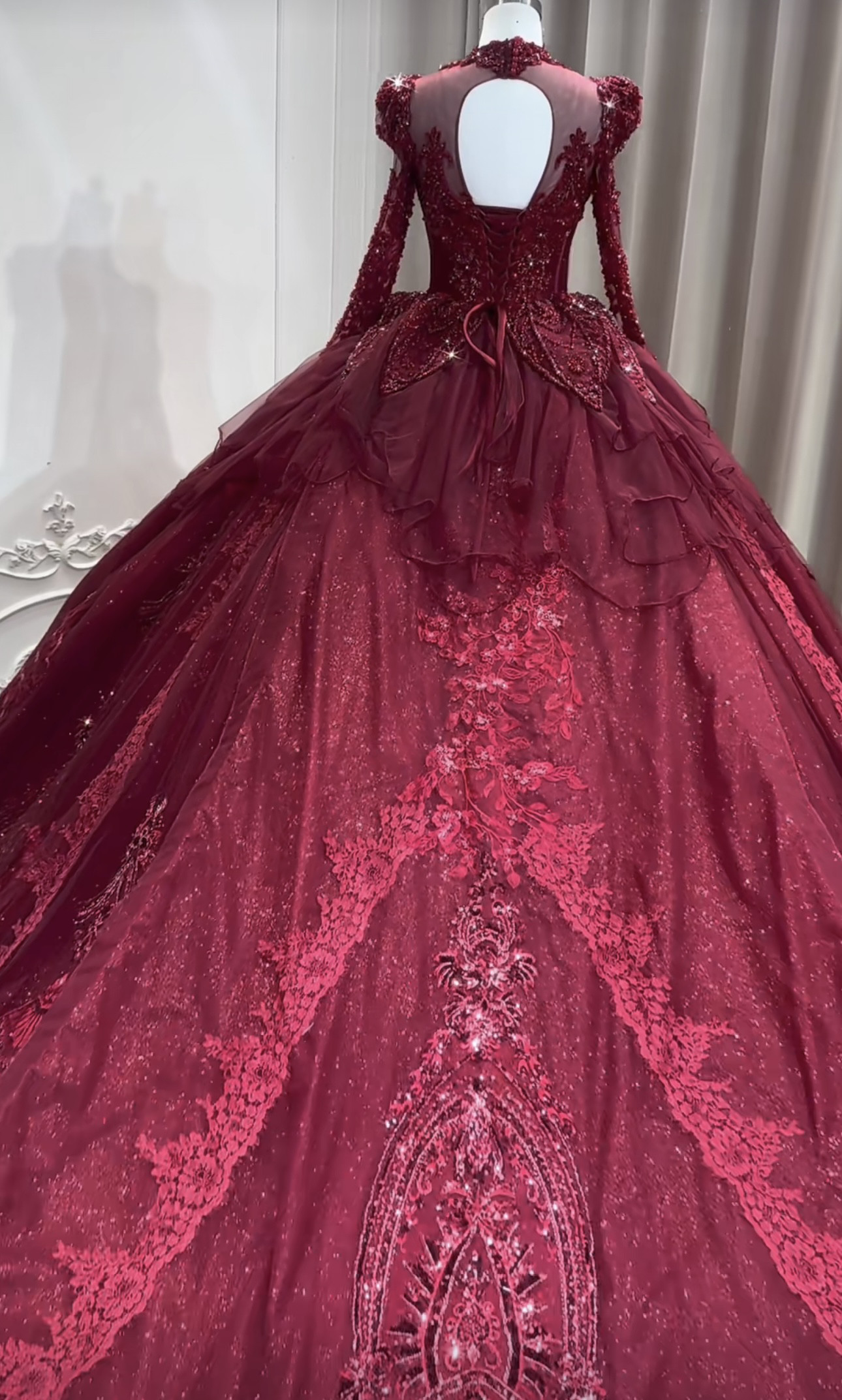 上品！憧れのドレス　エレガントなドレス　赤色　スクエアネック　魅惑の花レース　キラキラ　編み上げ　背中空き　二次会/披露