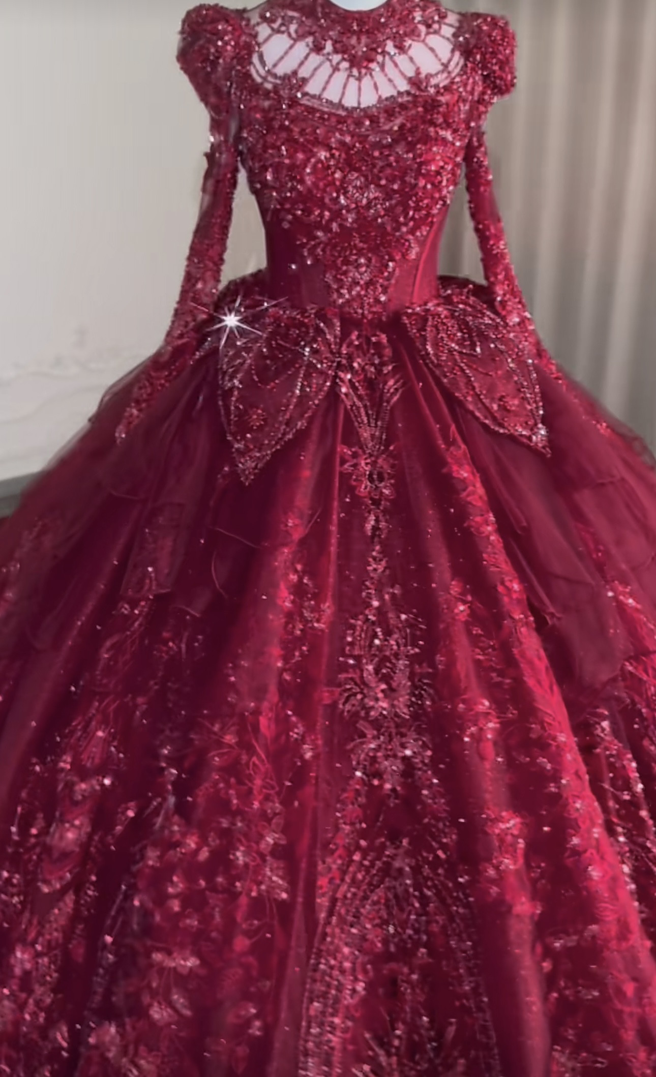 上品！憧れのドレス　エレガントなドレス　赤色　スクエアネック　魅惑の花レース　キラキラ　編み上げ　背中空き　二次会/披露