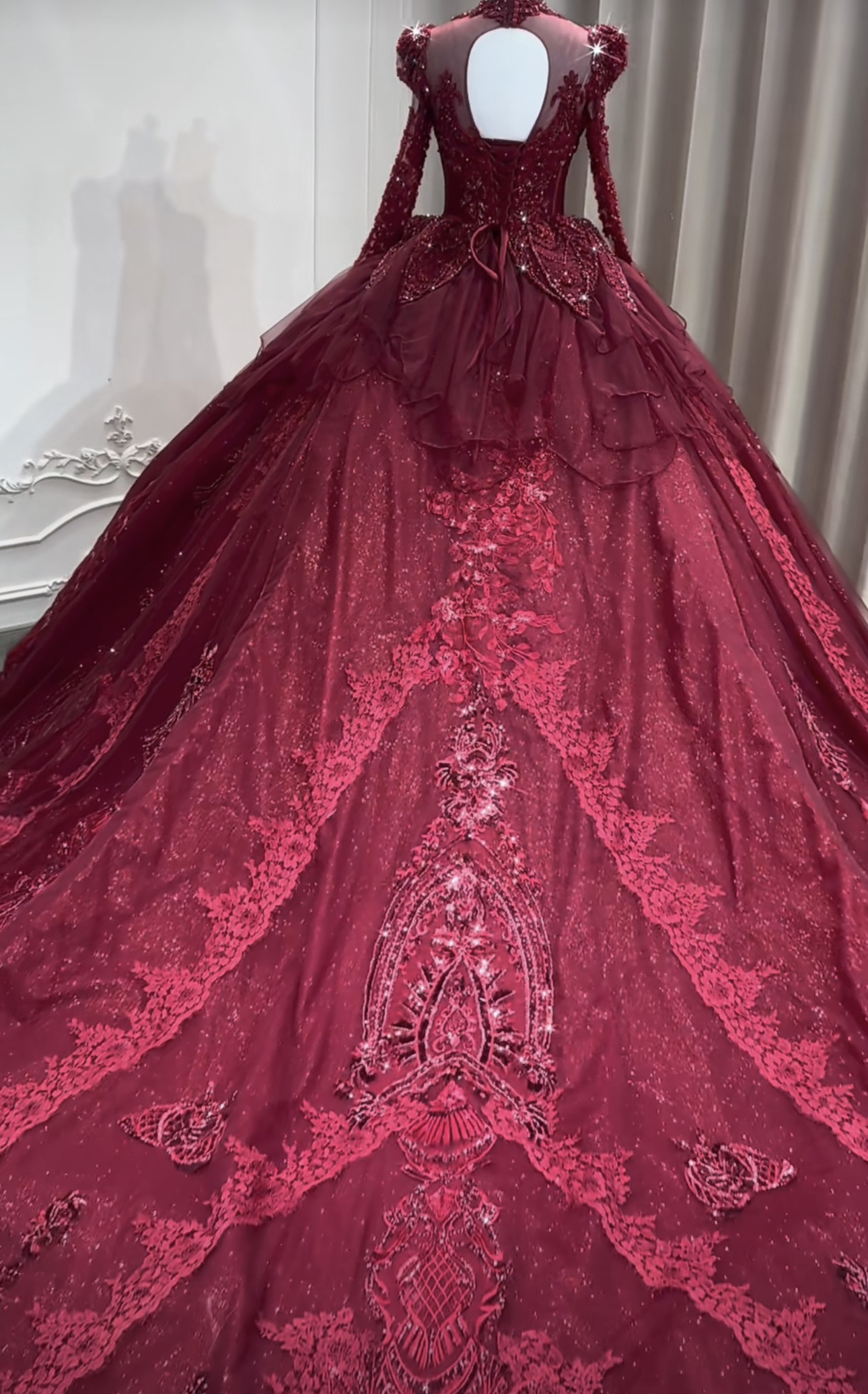 上品！憧れのドレス　エレガントなドレス　赤色　スクエアネック　魅惑の花レース　キラキラ　編み上げ　背中空き　二次会/披露