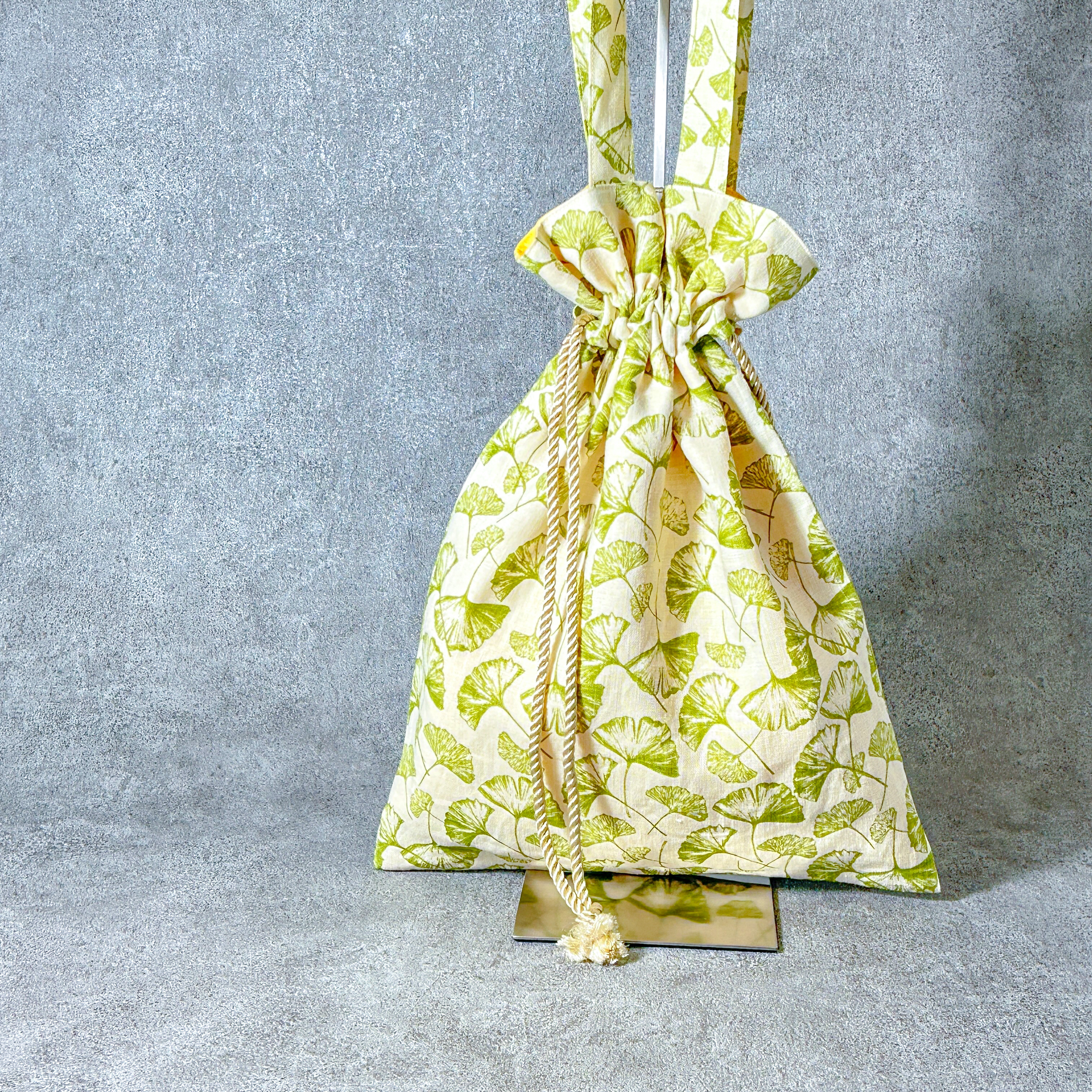 イチョウ柄の巾着バッグ（生成り×黄緑柄）