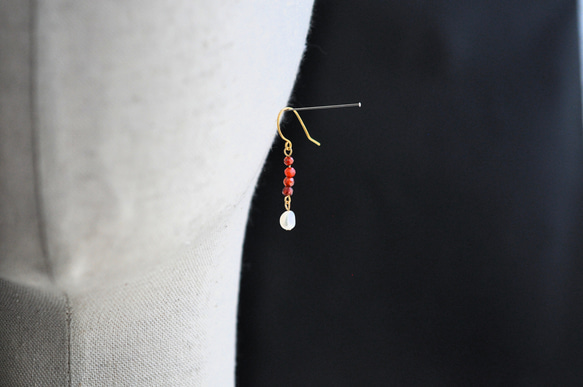 キュービックジルコニアと天然真珠のピアス　赤 2枚目の画像