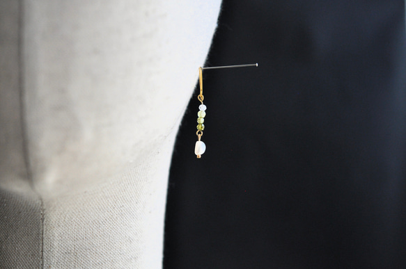 キュービックジルコニアと天然真珠のピアス　モスグリーン 2枚目の画像