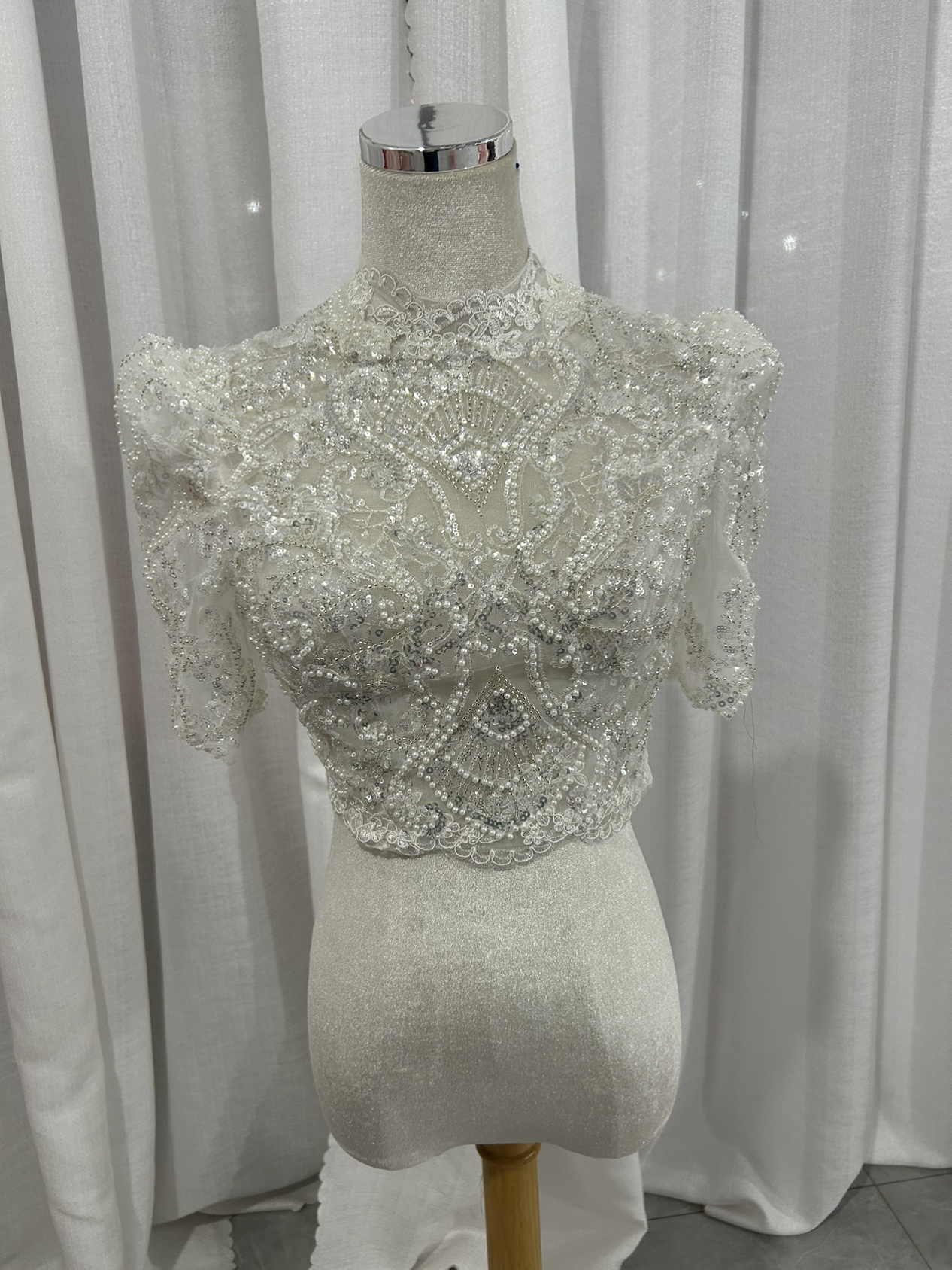 ボレロ 短袖 くるみボタン キラキラ光る刺繍 デザイン感 大人っぽい 結婚式