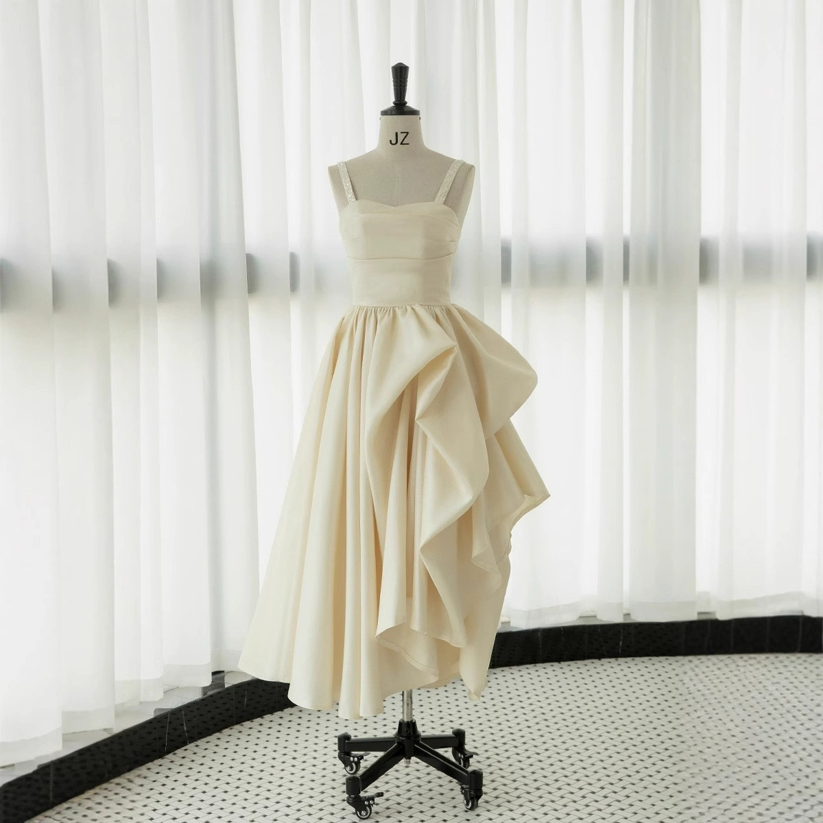 ノースリーブ ベージュ 黒 シンプル おしゃれ ウェディングドレス 高級感 韓国風 花嫁 前撮り JSXA712