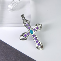 天然「アメジスト☆ブルーアパタイト」十字架ペンダント　秋冬のコーディ 4枚目の画像
