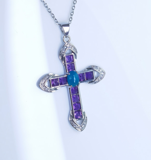 天然「アメジスト☆ブルーアパタイト」十字架ペンダント　秋冬のコーディ 3枚目の画像