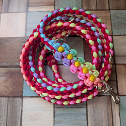 パラコード　お花付きショルダーリード（小型犬〜中型犬） 1枚目の画像