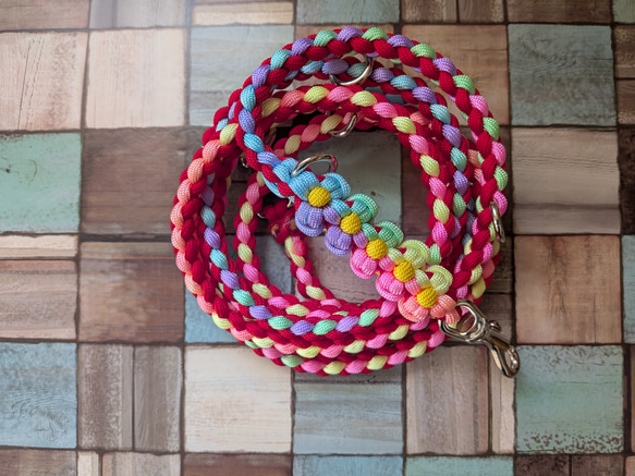 パラコード　お花付きショルダーリード（小型犬〜中型犬） 2枚目の画像