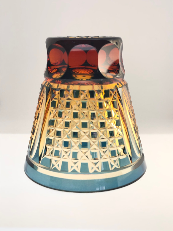 江戸切子　琥珀色藍色被せクリスタルガラス焼酎グラス　 3枚目の画像