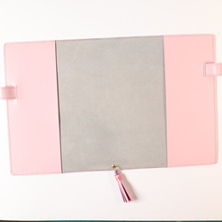 【ちか様 専用ページ】牛革　可愛い　手帳カバー　バタフライストッパー　タッセル　ペールグレーさくら色 5枚目の画像