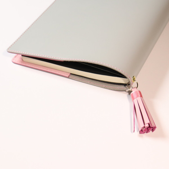 【ちか様 専用ページ】牛革　可愛い　手帳カバー　バタフライストッパー　タッセル　ペールグレーさくら色 8枚目の画像