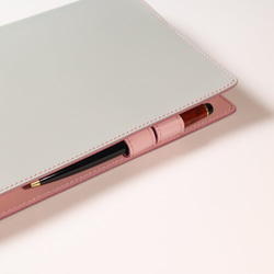 【ちか様 専用ページ】牛革　可愛い　手帳カバー　バタフライストッパー　タッセル　ペールグレーさくら色 3枚目の画像