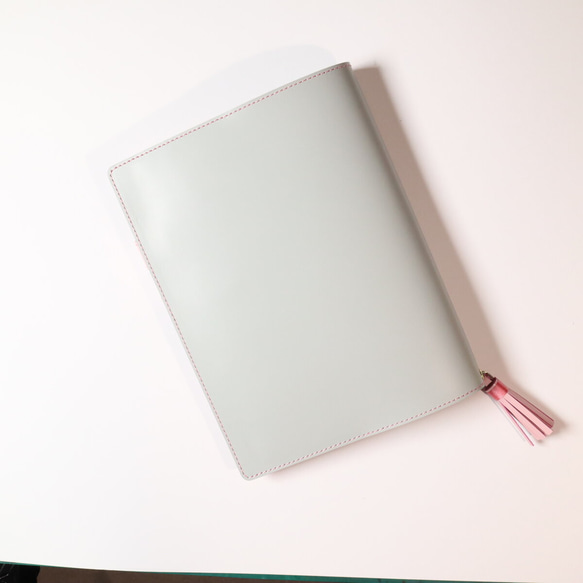 【ちか様 専用ページ】牛革　可愛い　手帳カバー　バタフライストッパー　タッセル　ペールグレーさくら色 4枚目の画像