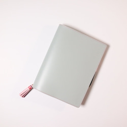 【ちか様 専用ページ】牛革　可愛い　手帳カバー　バタフライストッパー　タッセル　ペールグレーさくら色 9枚目の画像