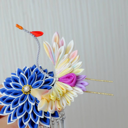 １点物】パステルカラーのぼかし染め鶴のかんざし銀ビラつき　青　紺　七五三・十三参りに　つまみ細工　成人式に／正絹 3枚目の画像