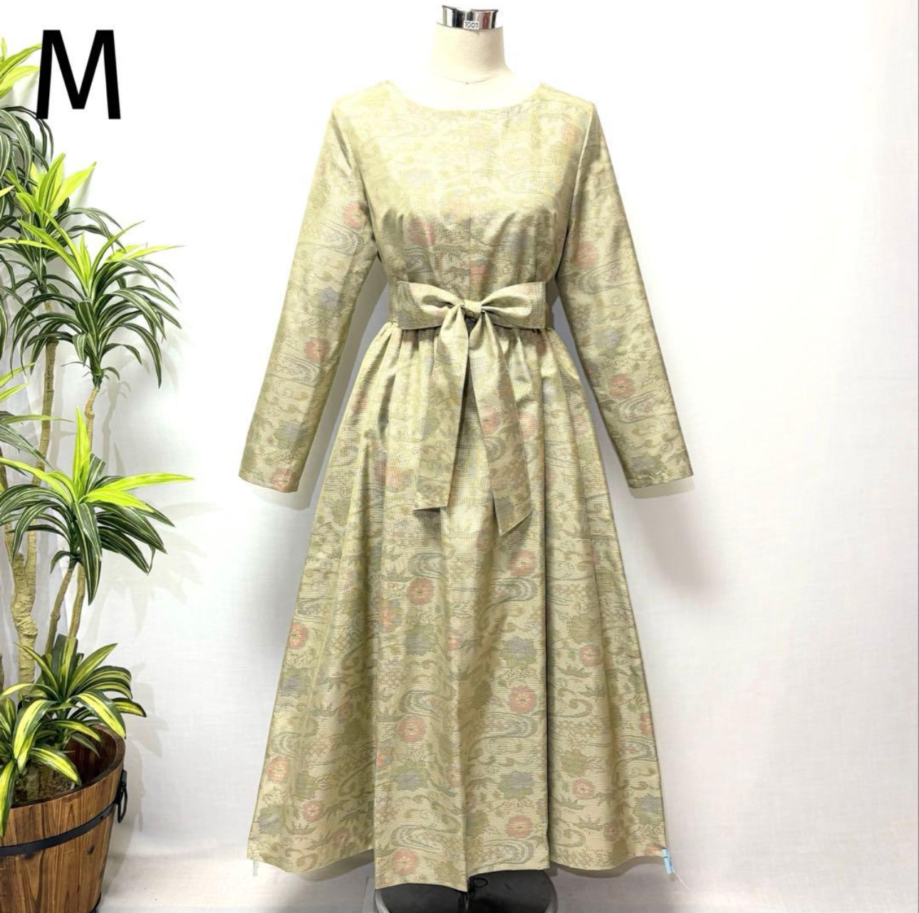 着物リメイク　大島紬ワンピース　花柄　2WAY ロング　ゆったり　Mサイズ　リボン付き　大人かわいい　アンティーク　絹