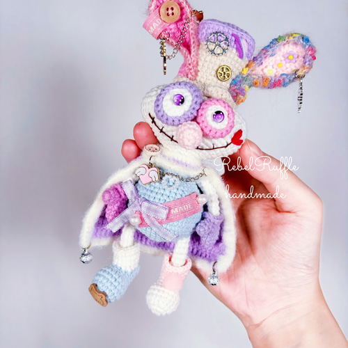 かぎ針編みのウサギのぬいぐるみ 気まぐれな編みぐるみアートドール