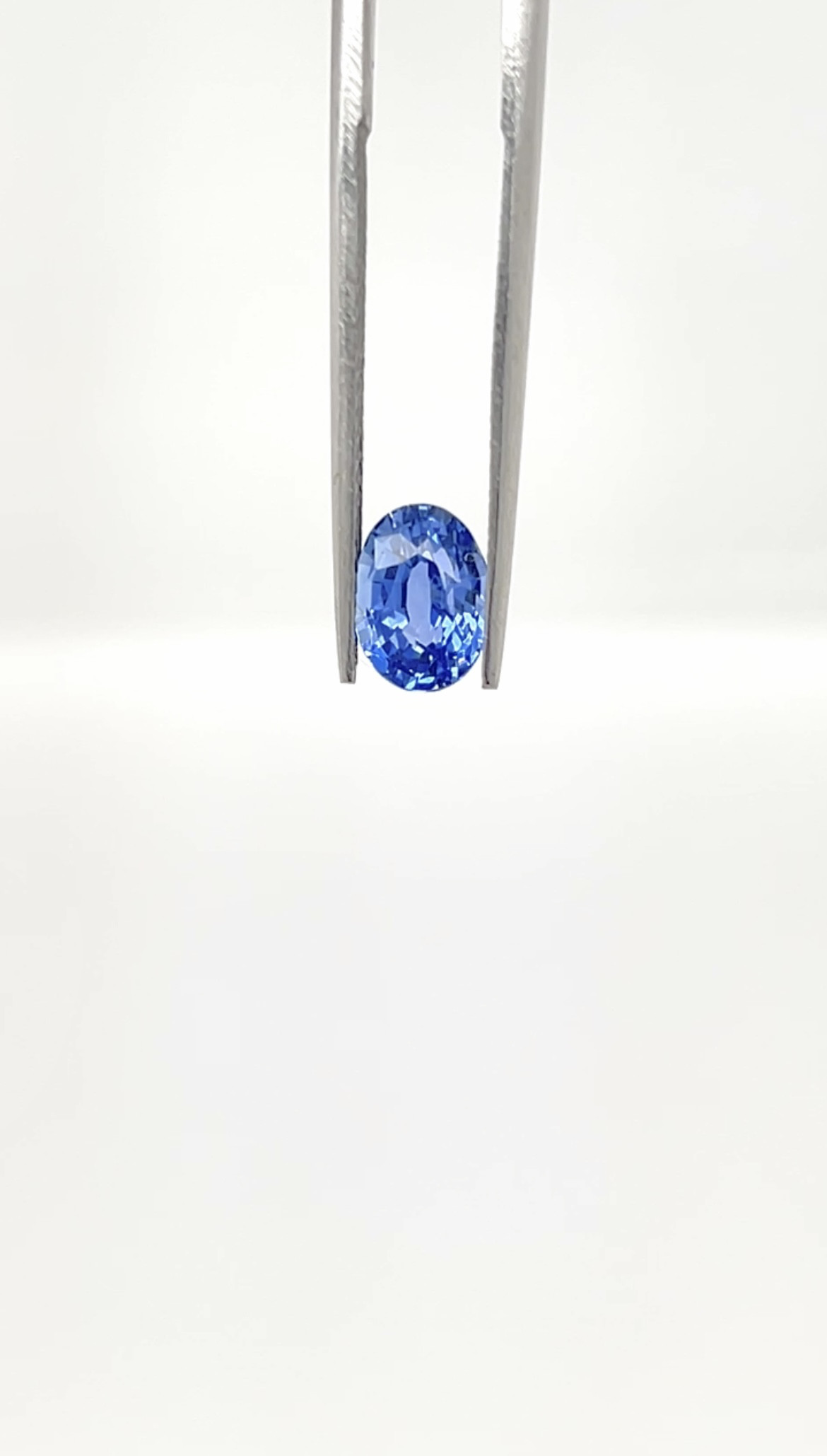 上質な輝きを纏う青 – 1.68ct 天然ブルーサファイア