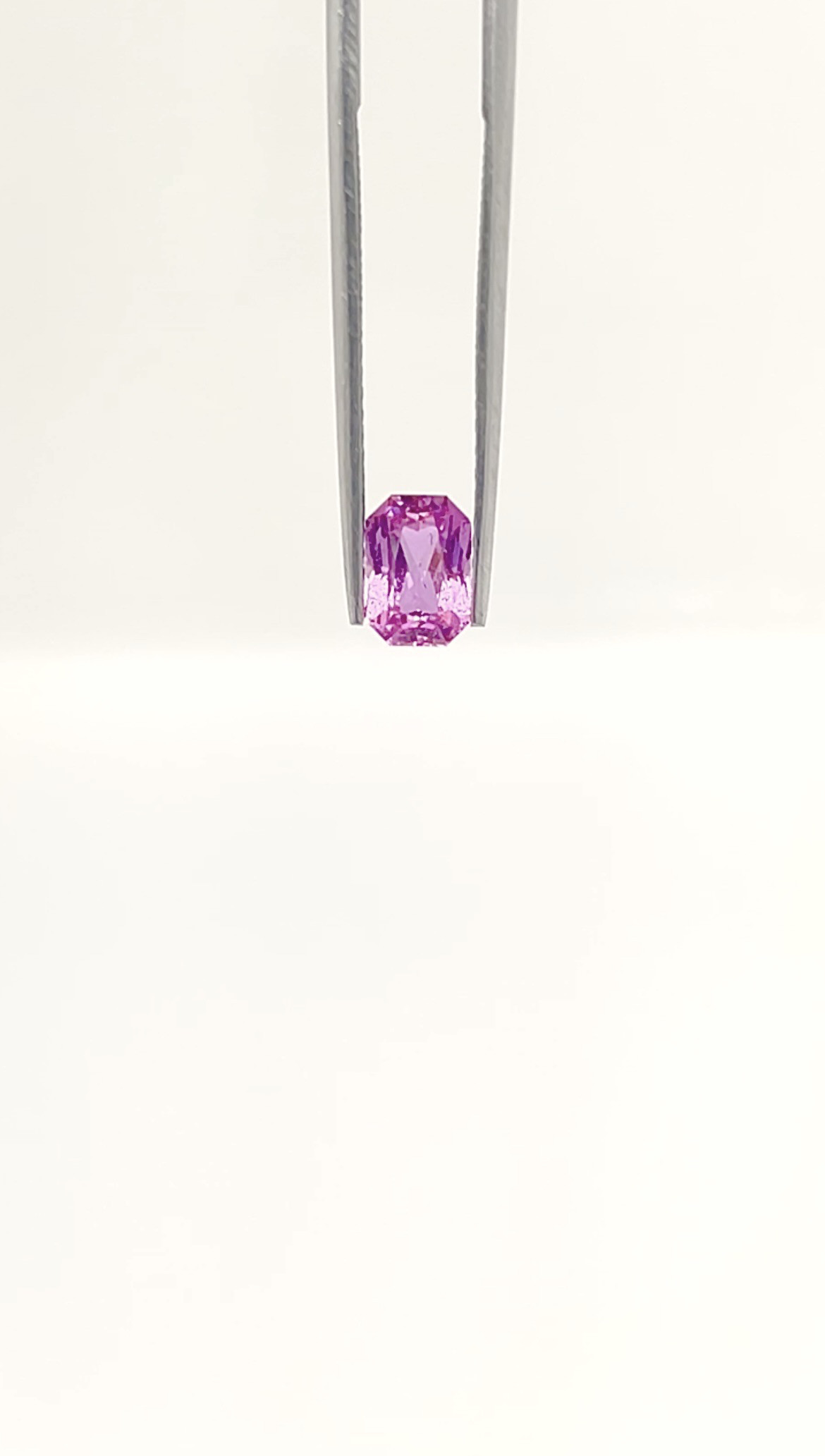 魅惑のフューシャピンクが輝く – 0.99ct 天然ピンクサファイア