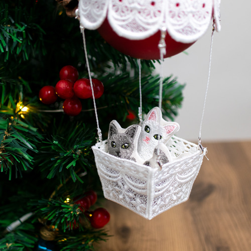 星降る夜の猫気球 レース刺繍のクリスマスオーナメント モビール