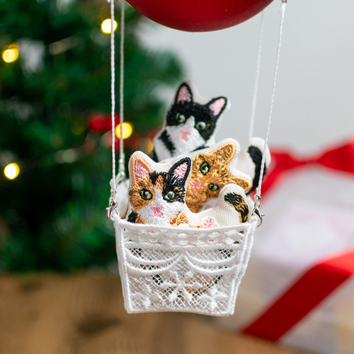 星降る夜の猫気球 レース刺繍のクリスマスオーナメント モビール