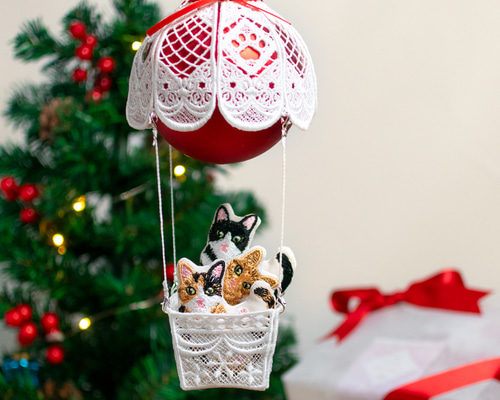 星降る夜の猫気球 レース刺繍のクリスマスオーナメント モビール