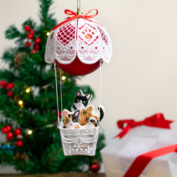 星降る夜の猫気球 レース刺繍のクリスマスオーナメント モビール