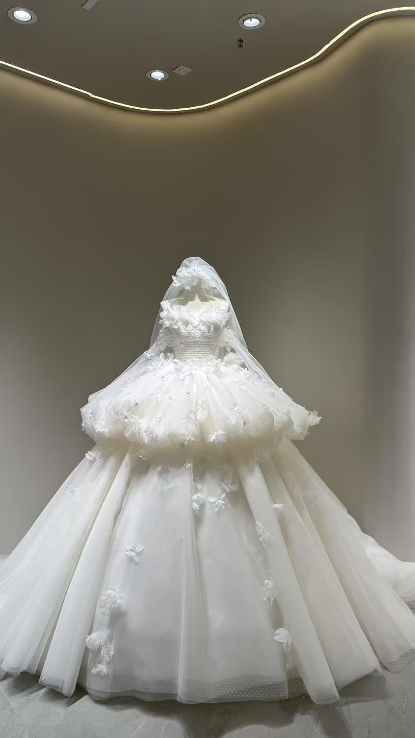 純粋な美しさ　ホワイト　憧れのドレス　チューブトップ　ふんわりチュール　ボリューム　フレアスカート　大人気ウェディング