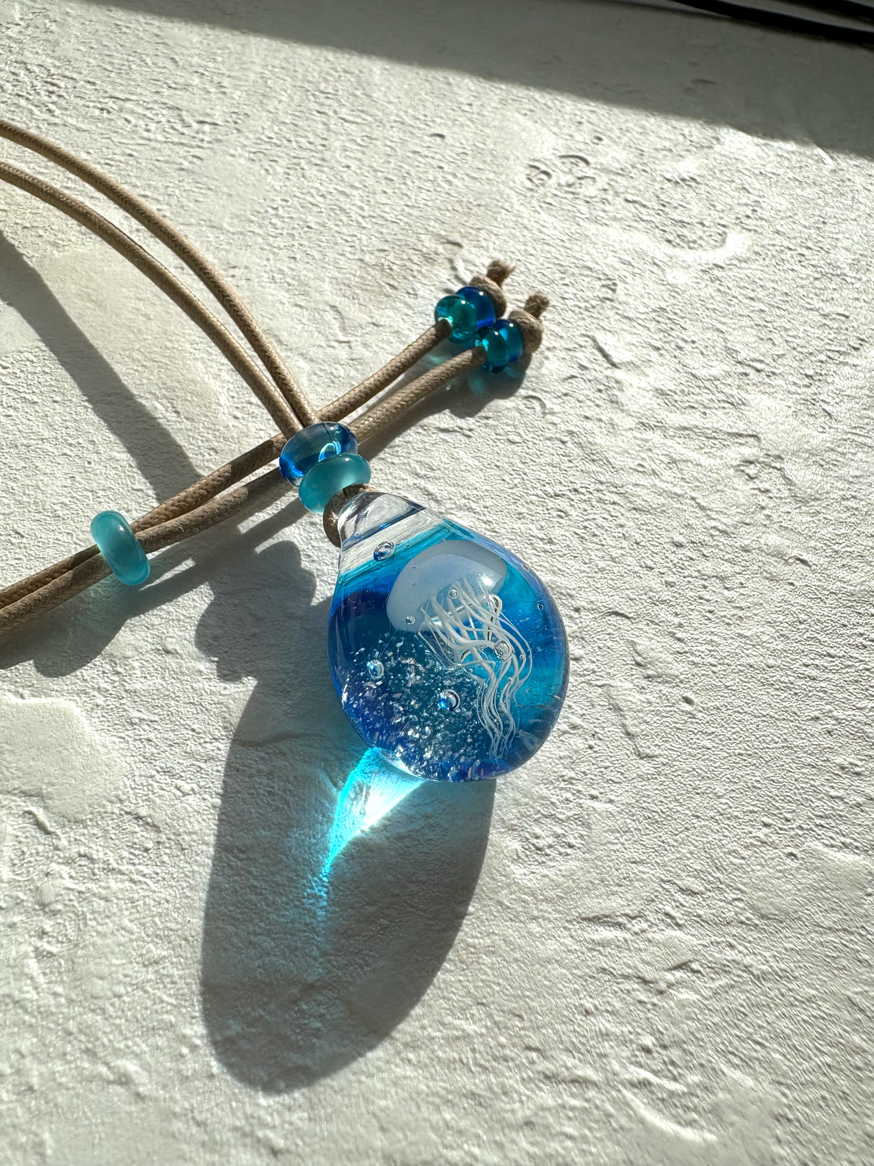 ガラスのクラゲネックレス