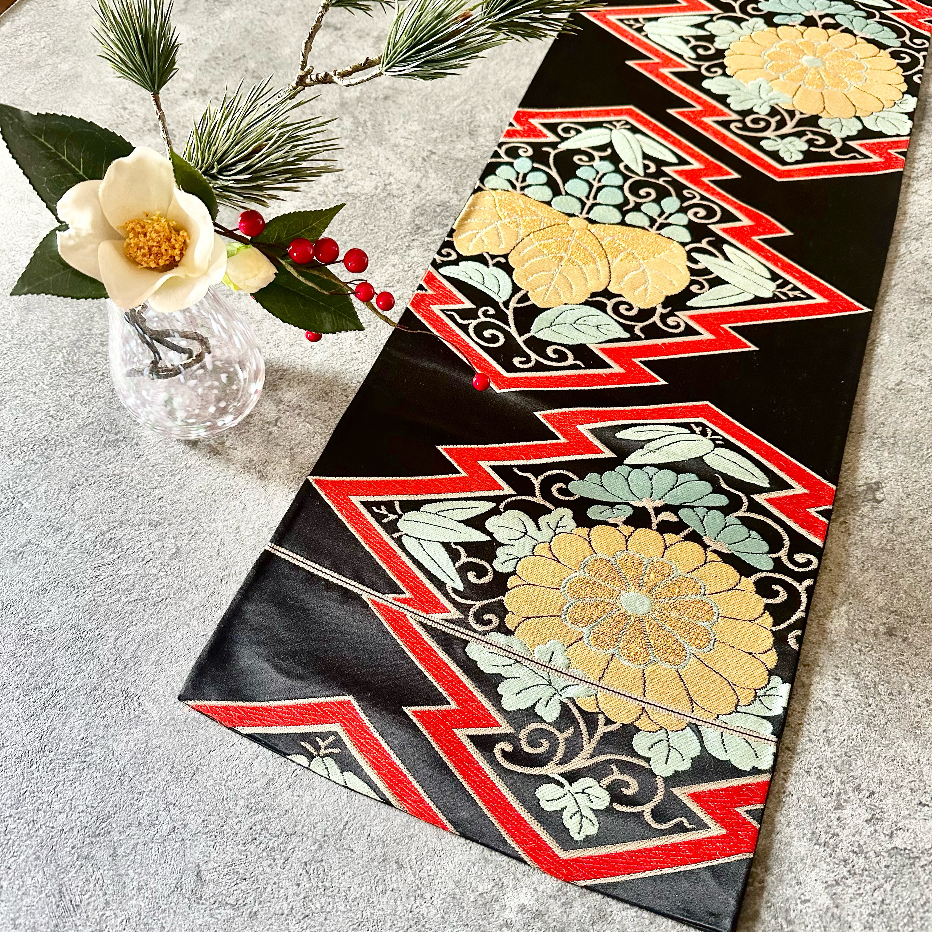 帯のテーブルランナー　漆黒に菊と桐　撥水加工　長さ調節　タペストリー仕様可　テーブルウェア　和食器　正月飾り　縁起物